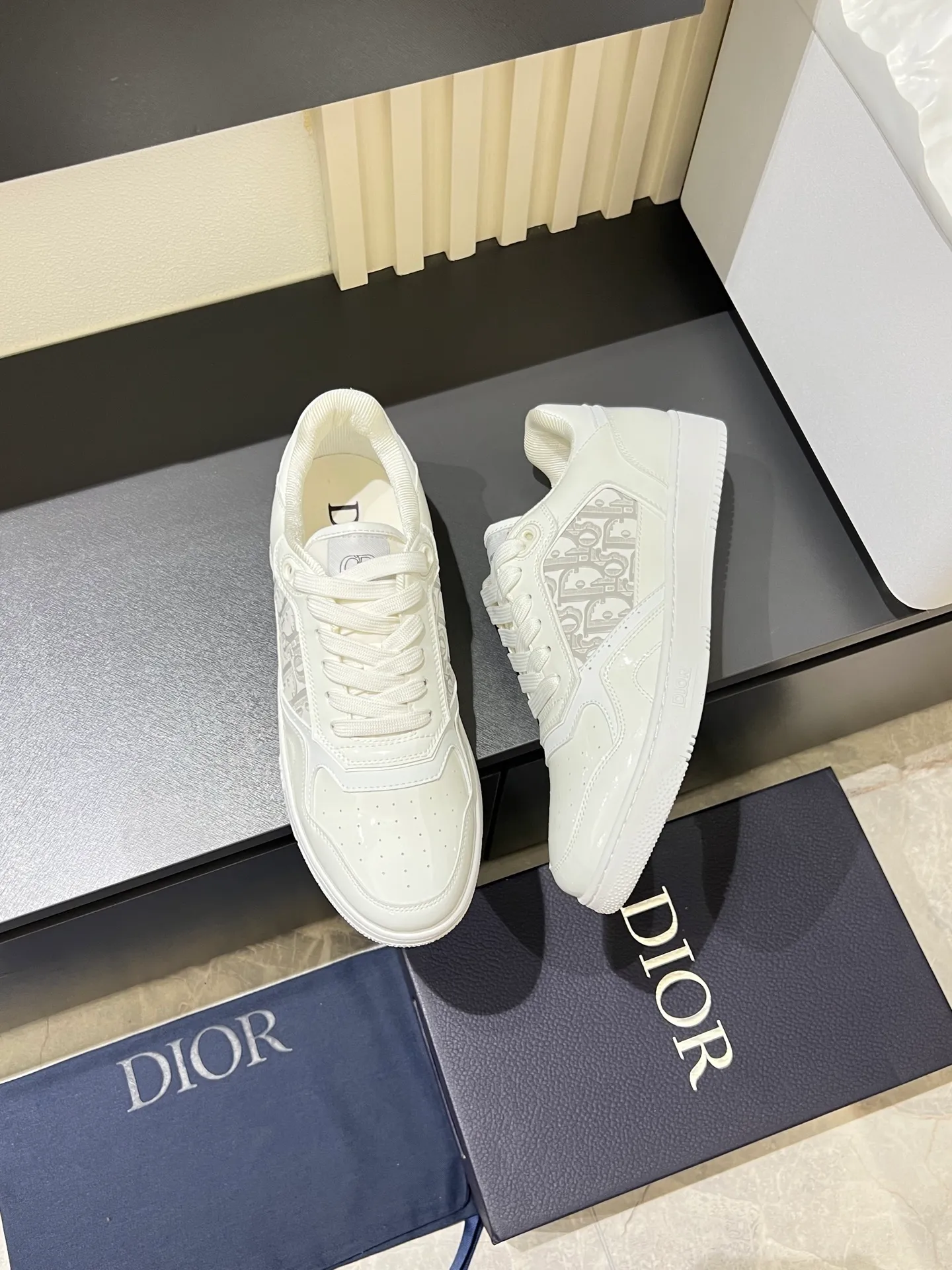 Men's shoes 💰p400 "Dio*" mid-top B27 casual sneakers. This B27 high-top sneaker is a new product in the series and continues Di*r's classic style. Crafted from gray and white smooth calf leather with beige and black Oblique print panels on the sides. The "CD Icon" shaped shoelace eyelets are clever and delicate, and the two-color rubber sole, rear collar and heel are all equipped with the brand's iconic details to enhance the style. Oblique printed straps at the ankle allow for an adjustable fit to complement the overall design. Fashionable and versatile, it can complement any look. Create an exquisite design with unique dynamic vitality and modern atmosphere, presented in low-top and high-top styles. This new must-have shoe adds a new dimension to Dior's archive heritage, embodying modern elegance. Purchase the original version and make it 1:1. If you need top quality, please come to me! Male 38-44!